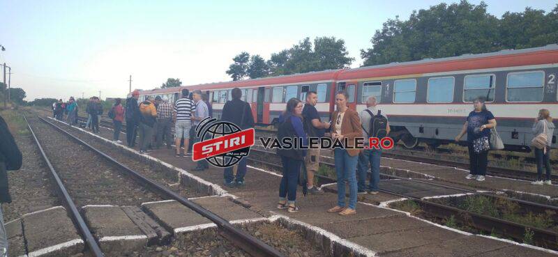 EXCLUSIV VIDEO: Trenul de navetişti Jibou – Baia Mare, bătaia de joc a CFR-ului. Întârzieri zilnice, oamenii îşi pierd job-urile