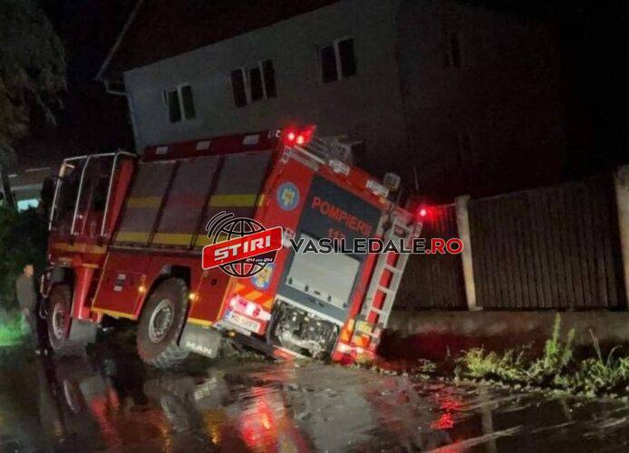 FOTO EXCLUSIV – În drum spre intervenție, o autospecială a pompierilor din Borșa a ajuns într-un șanț, Mergeau să ajute localnicii cărora le-au fost inundate subsolurile