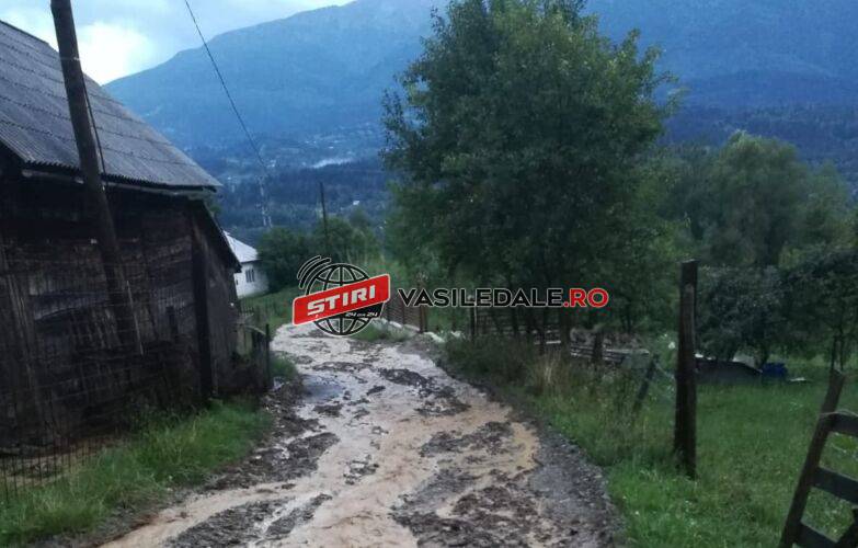 VIDEO – RUPERE DE NORI: Zeci de kilometri de străzi din Borșa au fost distruse de o viitură puternică