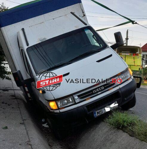 VIDEO: O dubiță a ajuns în șanț în Buciumi. Accident și la Petrova unde un microbuz a intrat într-o mașină