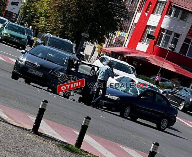VIDEO: Impact între două autoturisme la Vivo Mall. Trafic dirijat de Poliţia locală