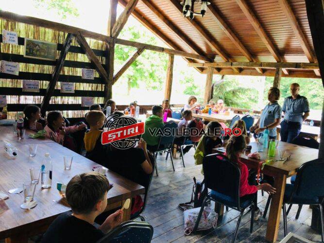 Prevenirea consumului de droguri cu polițiști specializați la Centrul de Echitație și Hipoterapie din Curtuiușu Mare