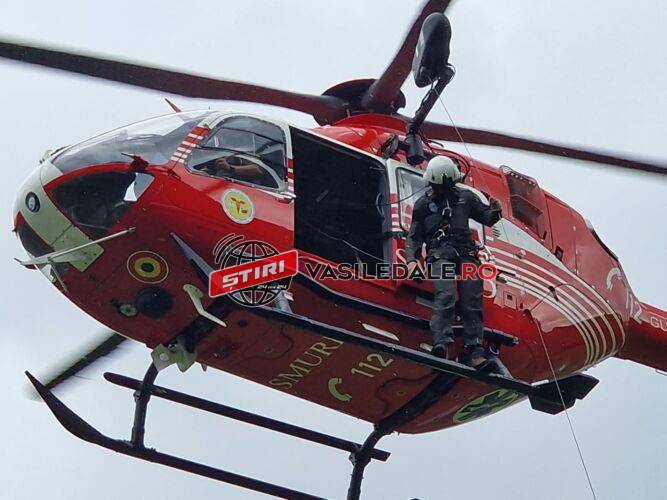 FOTO: Salvamontişti maramureşeni, la un exercițiu de pregătire de salvare cu elicopterul în zona montană