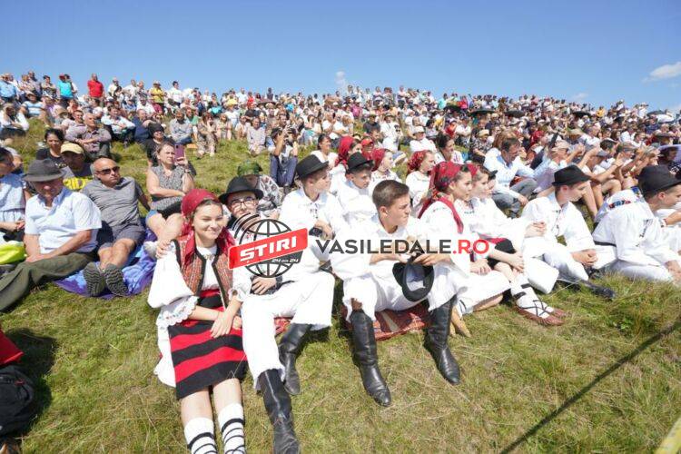 FOTO: Mii de oameni la „Hora la Prislop” – cel mai frumos festival interjudețean de folclor