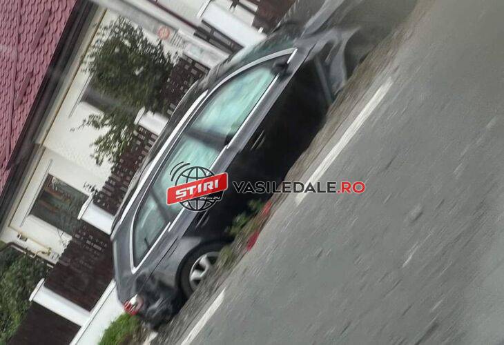 ACCIDENT LA HIDEAGA: Un şofer băut s-a izbit cu maşina de un cap de pod. Roata a sărit într-o curte – FOTO, ACTUALIZARE