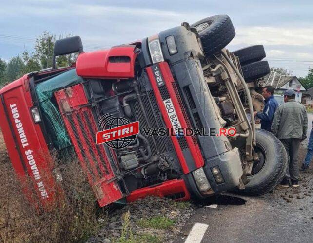 FOTO: Camion răsturnat în Rodina