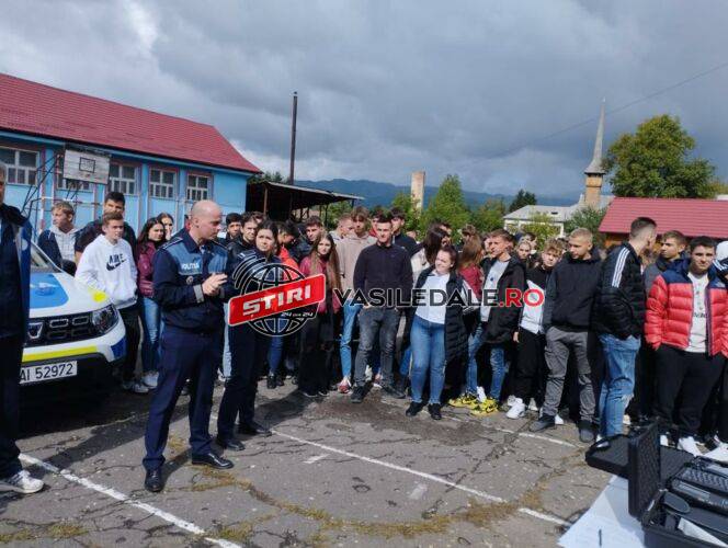 Polițiștii Serviciului Rutier Maramureș și Biroul Siguranța Școlară s-au aflat la mai multe unități de învățământ de pe raza localităților Vișeu de Sus și Vișeu de Jos