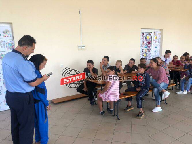 FOTO: O nouă întâlnire a poliţiştilor cu copiii din tabăra de la Trestia