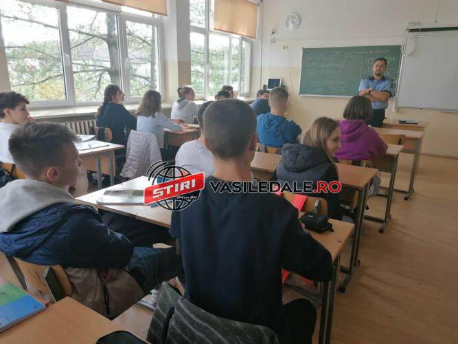 DIN NOU LA ŞCOALĂ: Discuţii între poliţiştii Biroului Siguranța Școlară şi elevii Colegiului Tehnic „George Barițiu”