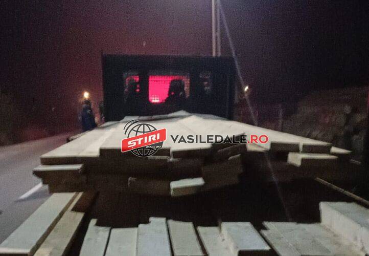 EXCLUSIV FOTO: Polițiștii din Leordina în acțiune – Două autovehicule ale aceleiași firme depistate în trafic transportând lemn fără acte