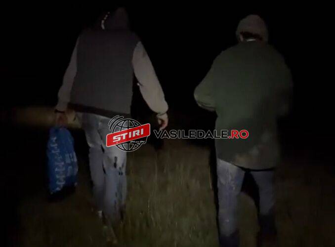 VIDEO: Au consumat alcool şi nu au mai găsit drumul spre stână: doi bărbaţi din Satu Mare rătăciţi pe munte, recuperaţi de salvamontişti în Maramureş