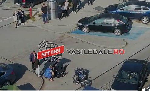 FOTO / VIDEO: Impact între un autoturism şi o motocicletă. Un tânăr din Șomcuta rănit (actualizare)