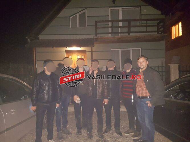 FOTO – Bărbații ucraineni fug din calea războiului în România trecând înot râul Tisa. 52 în ultimele 7 zile