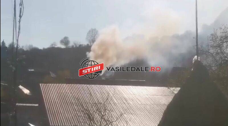 VIDEO: Incendiu la acoperişul unei case din Cavnic