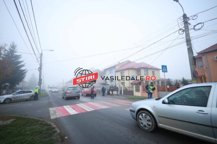 VIDEO: Fetiță de 14 ani, lovită de o mașină, în timp ce traversa strada