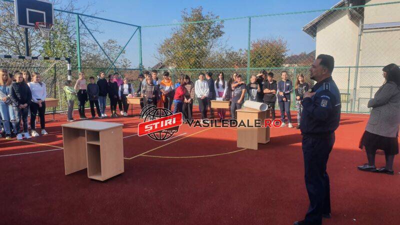 PREVENIREA VIOLENŢEI ÎN ŞCOLI: Polițiștii în vizită de lucru la școala din Groși