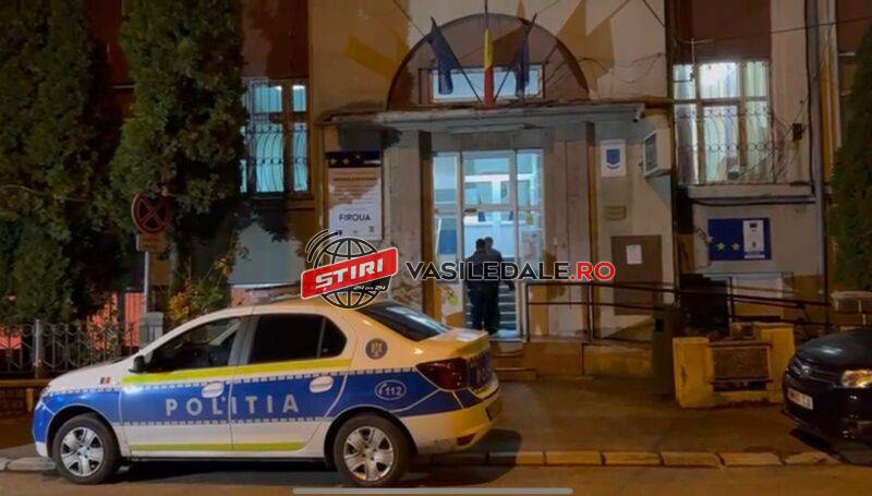 EXCLUSIV: Bărbat încătușat lângă Catedrala Ortodoxă din Baia Mare. A spart apoi geamurile în sediul Poliției Municipiului