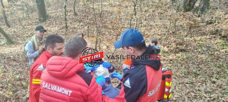 ACŢIUNE SALVAMONT: Salvamontiştii intervin pentru salvarea unui bărbat lituanian, accidentat la Lacul Albastru – FOTO