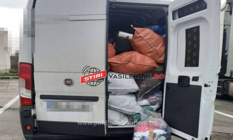 FOTO: Trimis înapoi în Germania: Un maramureșean aducea cu duba 1400 kg de haine uzate pentru o firmă din Baia Mare