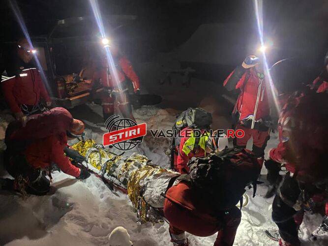 VIDEO – FUG DIN CALEA RĂZBOIULUI: 1 mort și 3 ucraineni duși la spital după ce s-au rătăcit în Munţii Maramureşului unde zăpada măsoarp deja 70 cm (actualizare)