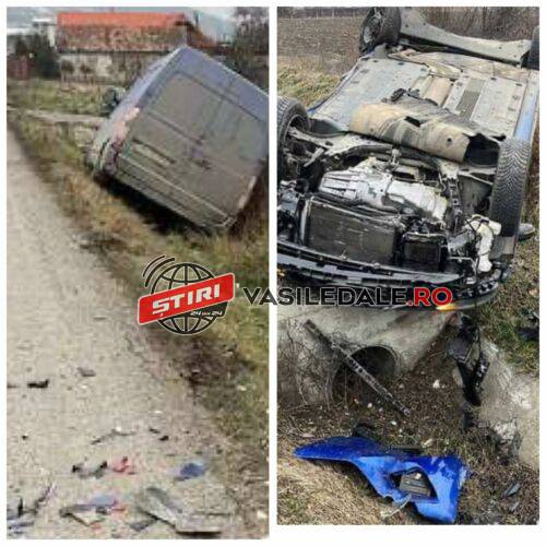 FOTO: Accident la Bunești, o mașină spulberată de o dubă înmatriculată în Maramureș, șoferul tocmai se pregătea să urce la volan