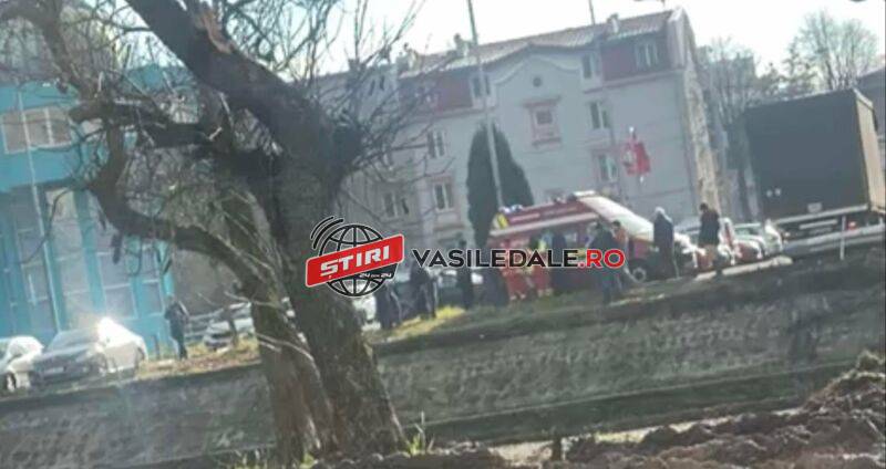 EXCLUSIV VIDEO: Un bărbat s-a răsturnat cu barca în râul Săsar. Intervin pompierii (actualizare)