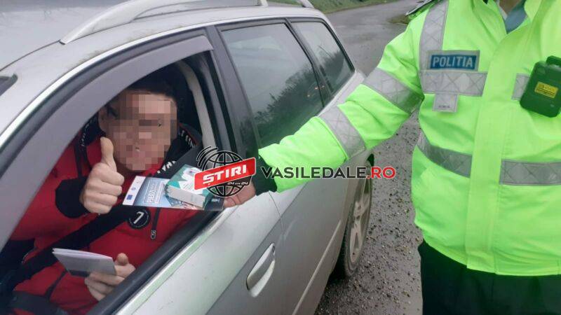 CAMPANIE: Pliante cu sfaturi preventive și căști tip handsfree, împărţite şoferilor de poliţiştii rutieri