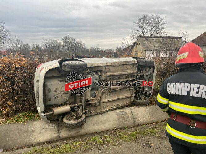 EXCLUSIV FOTO / ÎNCĂ UNUL: Maşină răsturnată la Mireşu Mare, trei victime