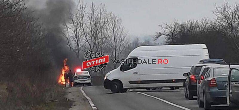 EXCLUSIV FOTO: Maşină în flăcări în Satu Nou de Jos