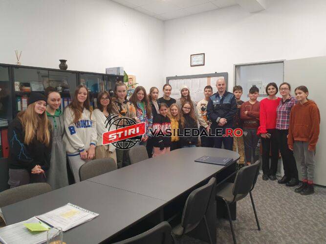 DISCUŢII DESPRE VIOLENŢĂ şi ANTIBULLYING: Polițiștii Biroului Siguranța Școlară prezenți la Școala Gimnazială Dr. Victor Babeș Baia Mare