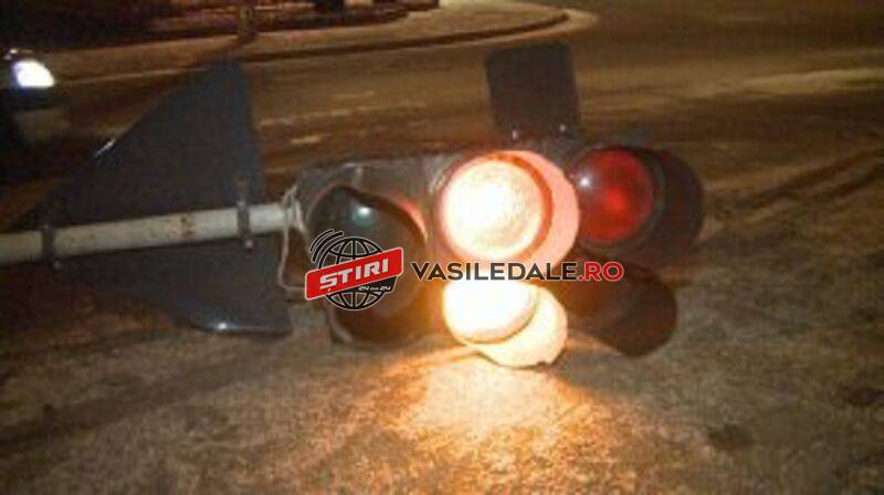 TÂRGU LĂPUȘ: Un șofer băut a făcut prăpăd pe șosea. A distrus un semafor și s-a oprit într-o conductă de gaz