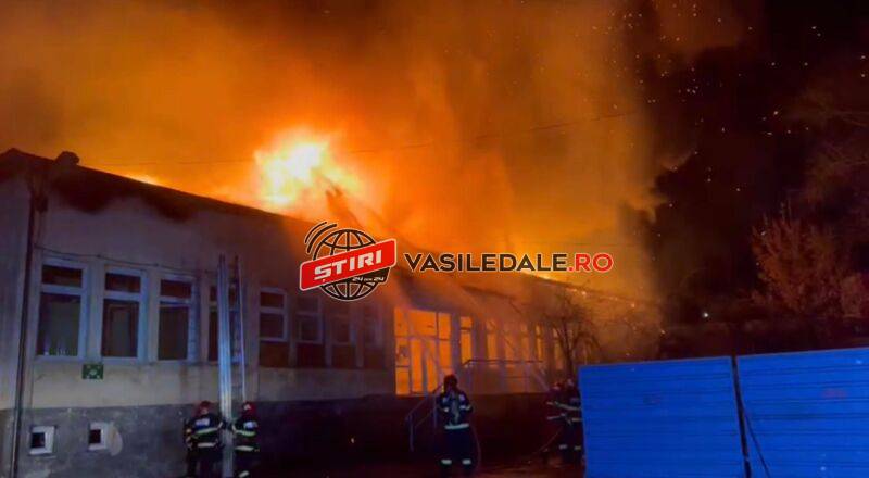 INCENDIU ÎN BAIA MARE: Arde acoperişul cantinei Colegiului Transilvania (GALERIE FOTO / VIDEO)
