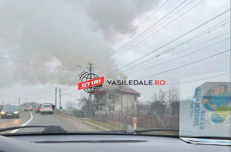 FOTO: Incendiu violent la acoperişul unei case din Dămăcuşeni. Un bătrân a fost salvat de un localnic (actualizare)