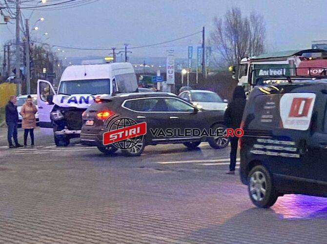 FOTO: Microbuz Fanny, coliziune cu un autoturism, la ieşirea din Baia Mare – ACTUALIZARE