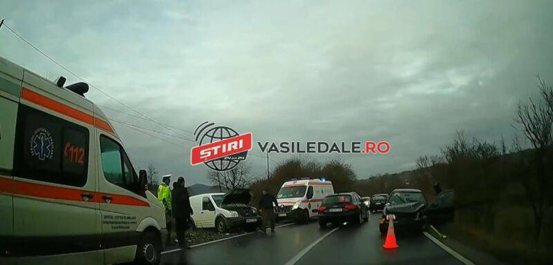 VIDEO: Doi răniți și trafic blocat pe DN18 B după ce două mașini s-au ciocnit într-o curbă (actualizare)