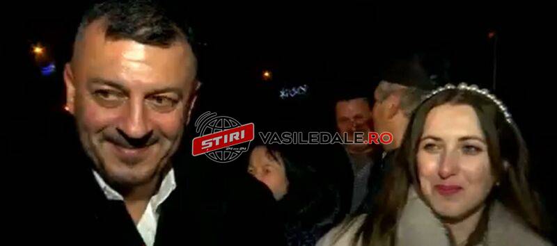 O maramureşeancă şi un gorjean s-au căsătorit în primele secunde din 2023 la Poarta Sărutului din Tg. Jiu