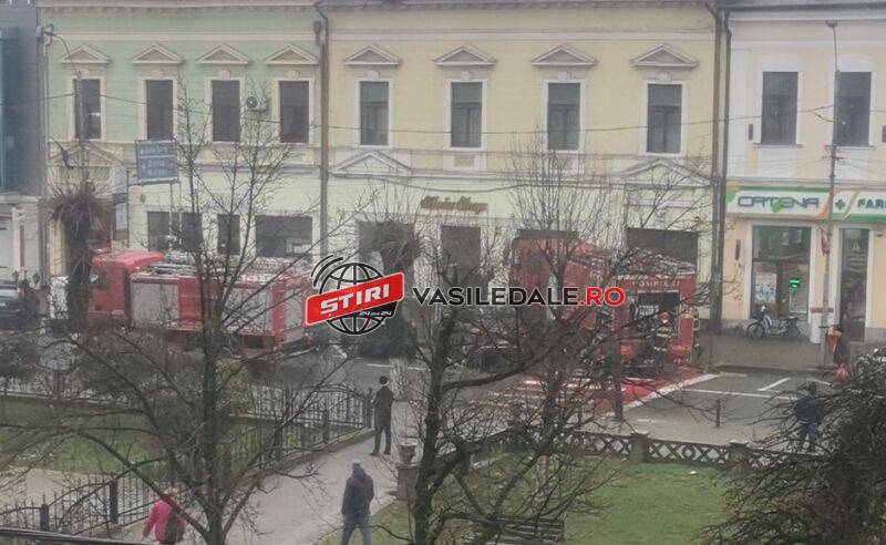 FOTO – Un coș de fum de la o clădire de lângă Primăria Sighet a luat foc. Toată zona este inundată cu fum