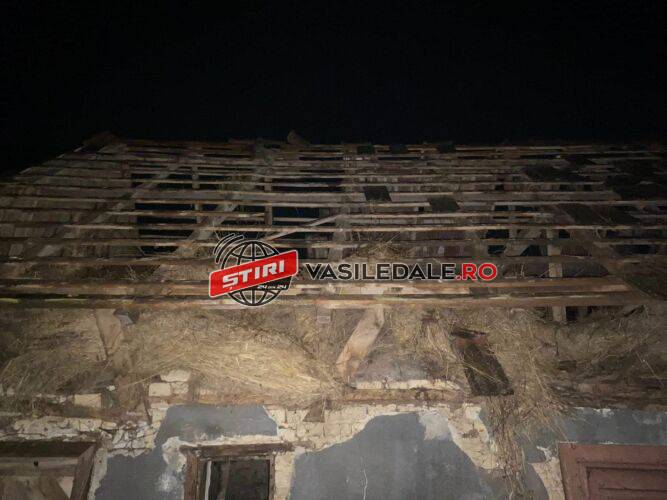 FOTO: O vijelie a luat pe sus două acoperişuri din Bontăieni şi le-a aruncat la 400 m distanţă