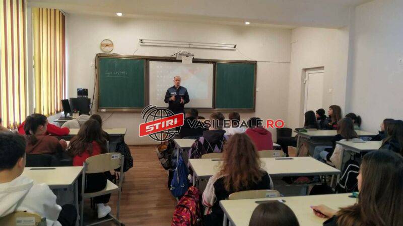 IA ATITUDINE, spune STOP violenței! Activități preventiv-educative cu elevii mai multor şcoli maramureşene