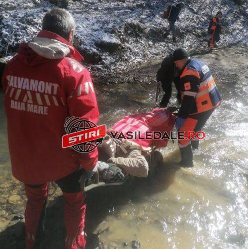 FOTO: Acţiune a salvamontiştilor la Viseu de Jos, într-o zonă greu accesibilă, pentru a da primul ajutor unui bărbat bolnav