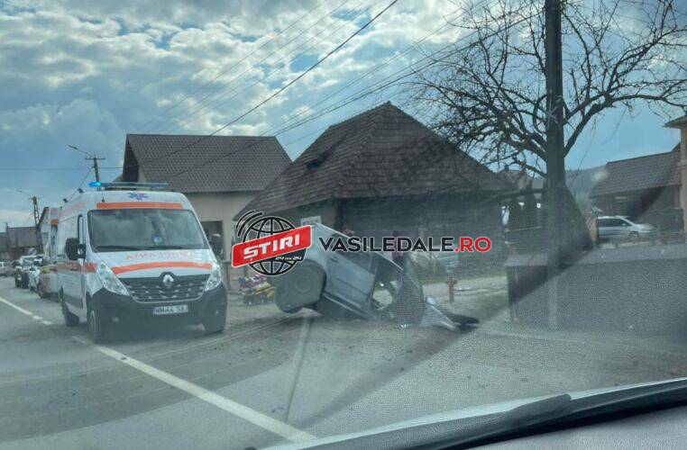 ACCIDENT LA BERBEŞTI: Două tinere au ajuns la spital după ce maşina în care se aflau s-a izbit de un cap de pod – foto