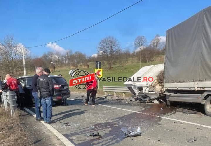 FOTO, VIDEO: Accident rutier între Deseşti şi Hărniceşti. Posibil doi încarceraţi. Trafic blocat (actualizare)