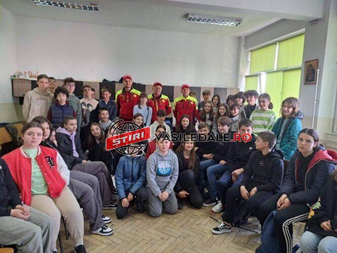 ȘCOALA GIMNAZIALĂ LUCIAN BLAGA BAIA MARE: Reguli de comportament pe traseele montane prezentate elevilor de Salvamont Maramureș