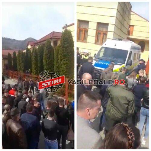 EXCLUSIV VIDEO: Protest la Judecătoria Vişeu de Sus. Se cere eliberarea din arest a celor 3 suspecţi de pe Valea Vaserului. Magistrații au prelungit arestarea preventiv (actualizare)