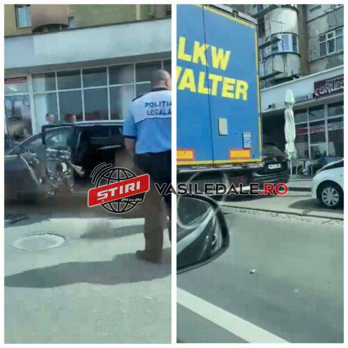 VIDEO – Neatenția costă: A deschis ușa autoturismului dar i-a fost ”luată” de un autotren în Baia Mare
