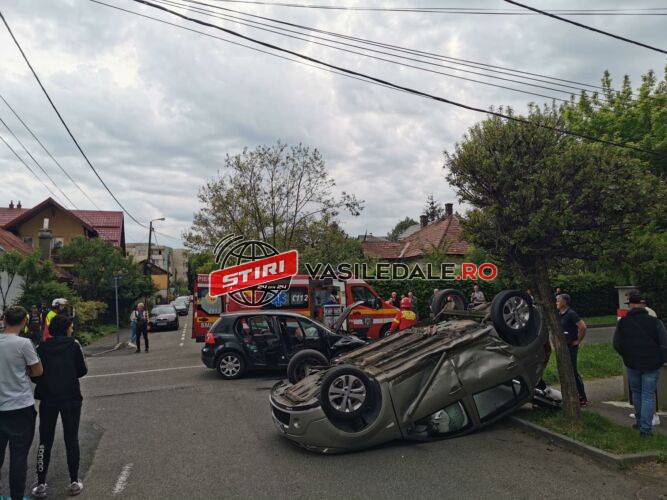 EXCLUSIV FOTO/VIDEO: Impact violent în Baia Mare. O mașină răsturnată, cinci persoane rănite ușor