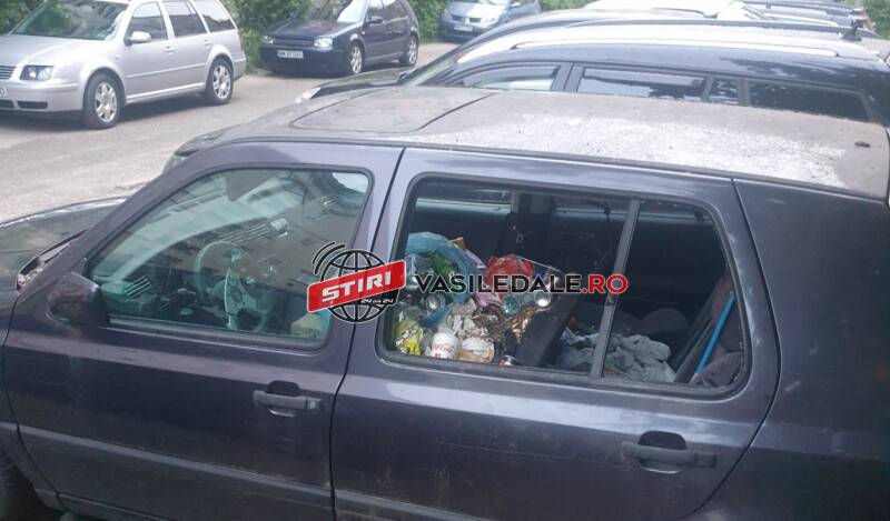 FOTO CITITORI: ”Localii” vin, se uită și pleacă – Autoturism abandonat plin de mizerie și șobolani morți – focar de infecție pe strada Melodiei