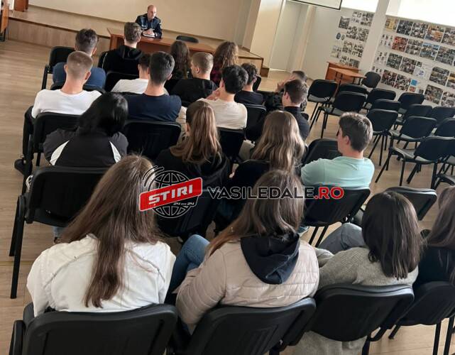 Poliţiştii desfăşoară campania ,, Ia ATITUDINE, spune STOP VIOLENȚEI” la Colegiul Național Vasile Lucaciu Baia Mare.Poliţiştii desfăşoară campania ,, Ia ATITUDINE, spune STOP VIOLENȚEI”