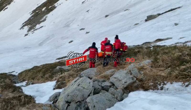 VIDEO: Un turist s-a accidentat deasupra lacului Iezer şi şi-a fracturat piciorul. Intervin salvamontiştii