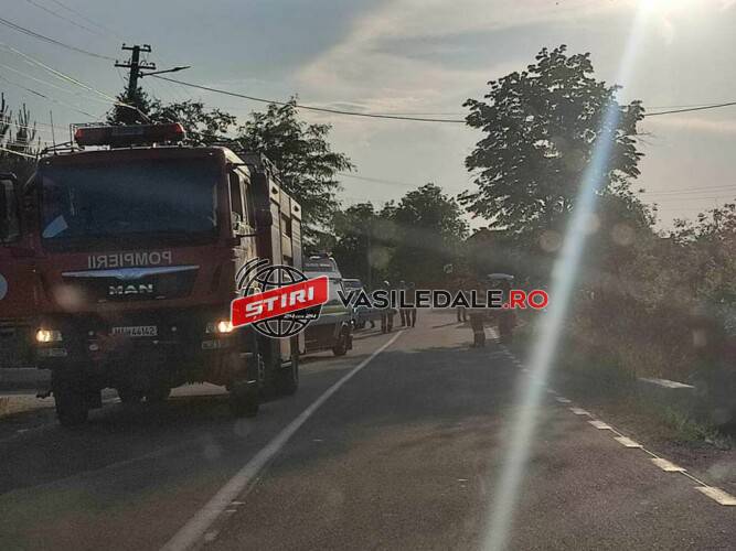 FOTO: Impact între două autoturisme la Berchez. O şoferiţă de 19 a ajuns la spital